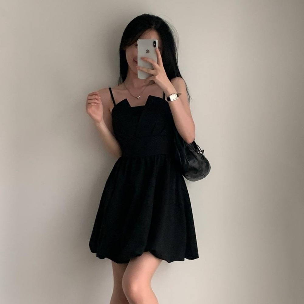 【RENA小舖 台灣現貨每天出】細肩帶洋裝/連衣裙/韓系/設計感/花苞/短裙/裙子/氣質/蝴蝶結綁帶【R21786】-細節圖2