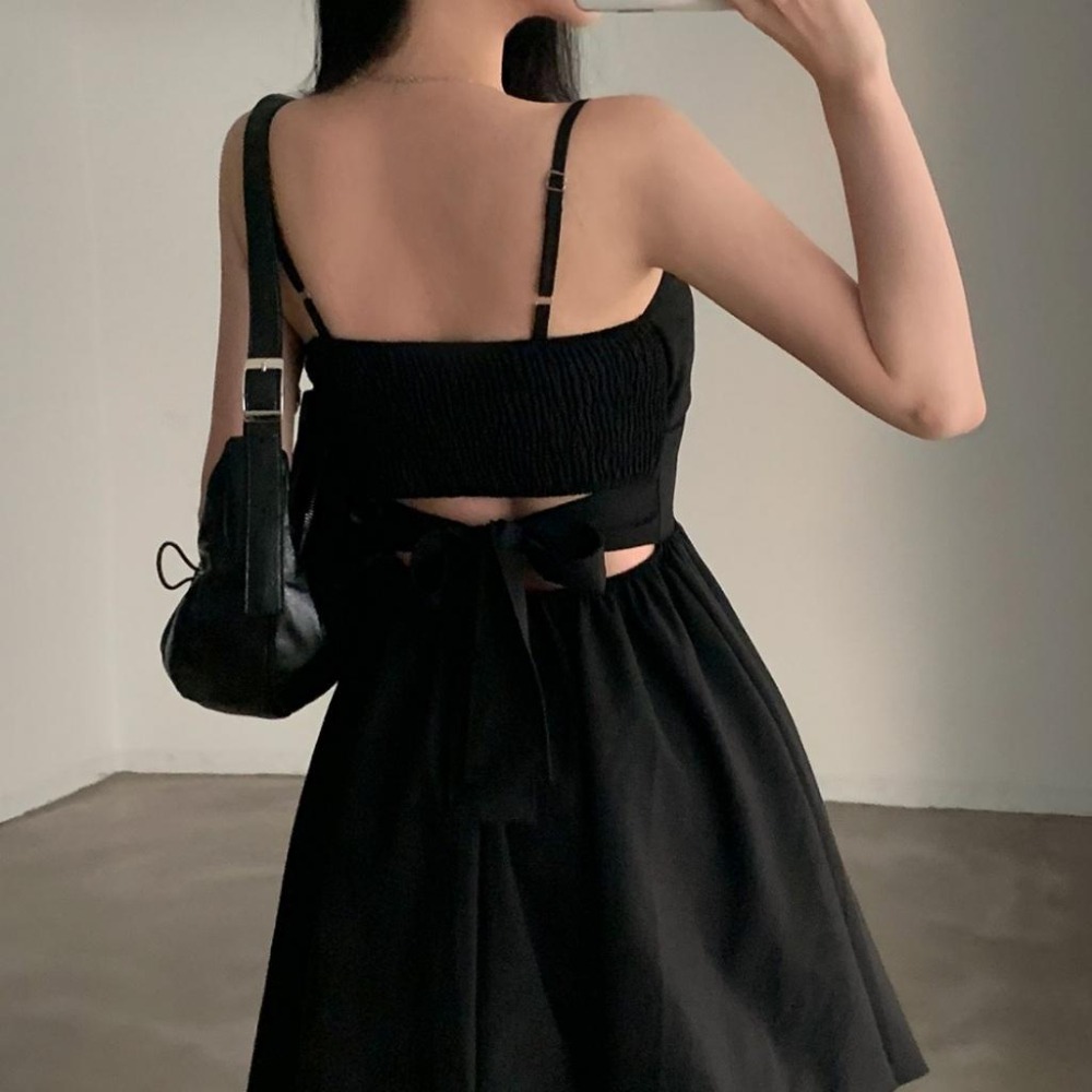 【RENA小舖 台灣現貨每天出】細肩帶洋裝/連衣裙/韓系/設計感/花苞/短裙/裙子/氣質/蝴蝶結綁帶【R21786】-細節圖4