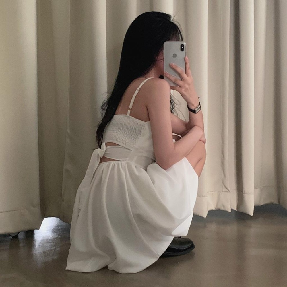 【RENA小舖 台灣現貨每天出】細肩帶洋裝/連衣裙/韓系/設計感/花苞/短裙/裙子/氣質/蝴蝶結綁帶【R21786】-細節圖5