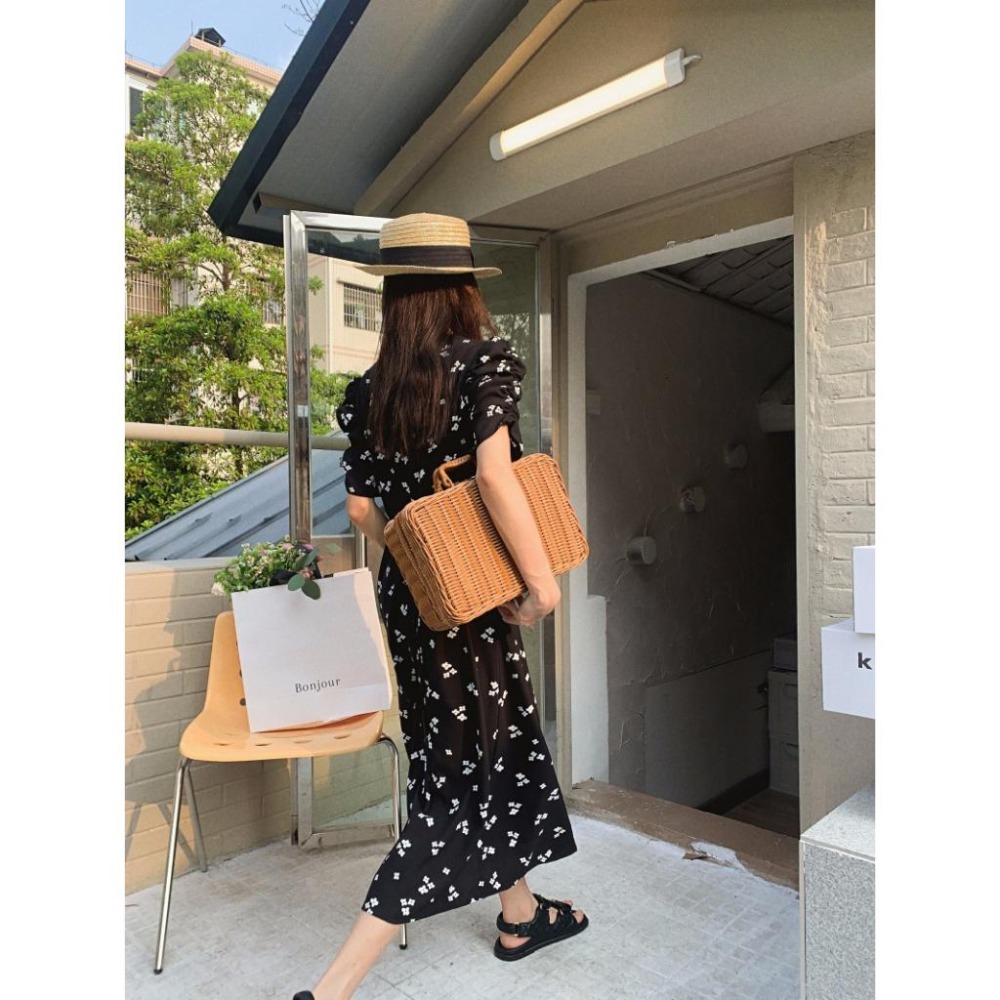 【RENA小舖 台灣現貨每天出】吊帶連衣裙 碎花洋裝 韓版吊帶裙 甜美碎花裙 高腰長裙 海邊裙子 長洋裝【R21732-細節圖2