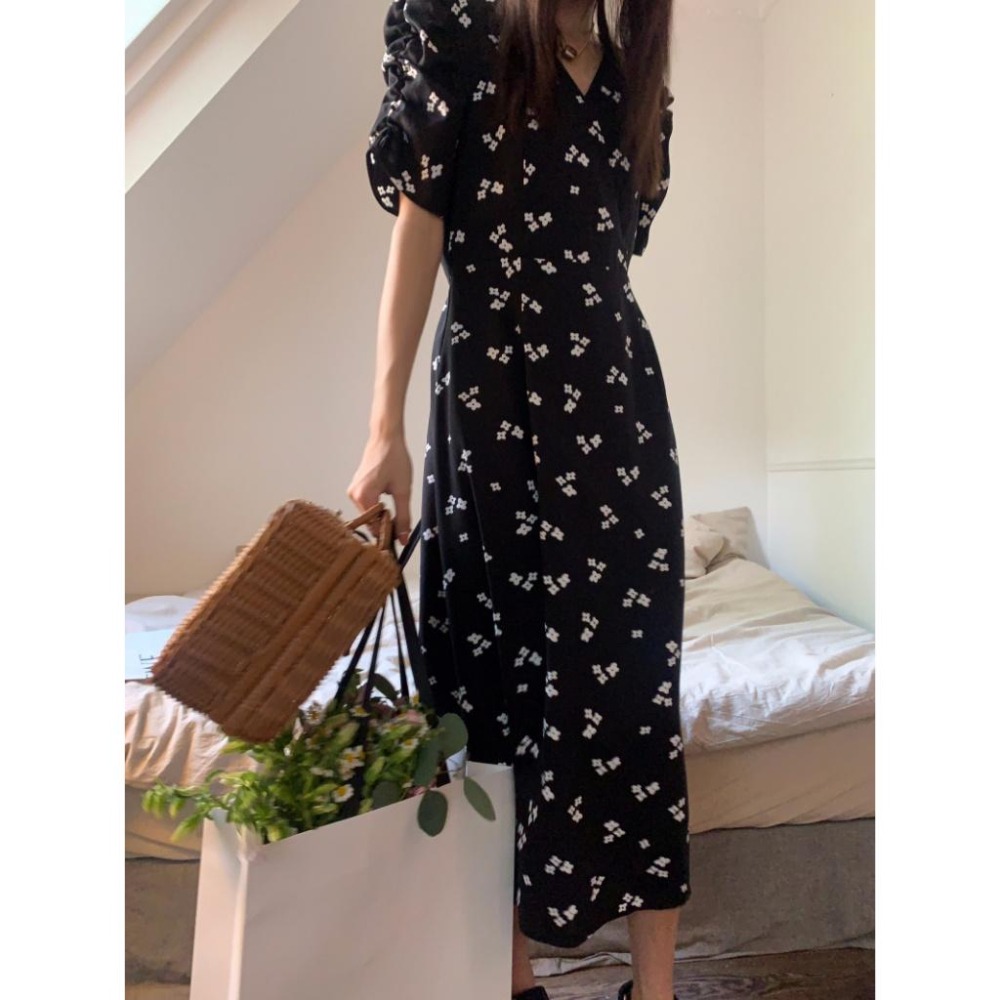 【RENA小舖 台灣現貨每天出】吊帶連衣裙 碎花洋裝 韓版吊帶裙 甜美碎花裙 高腰長裙 海邊裙子 長洋裝【R21732-細節圖6