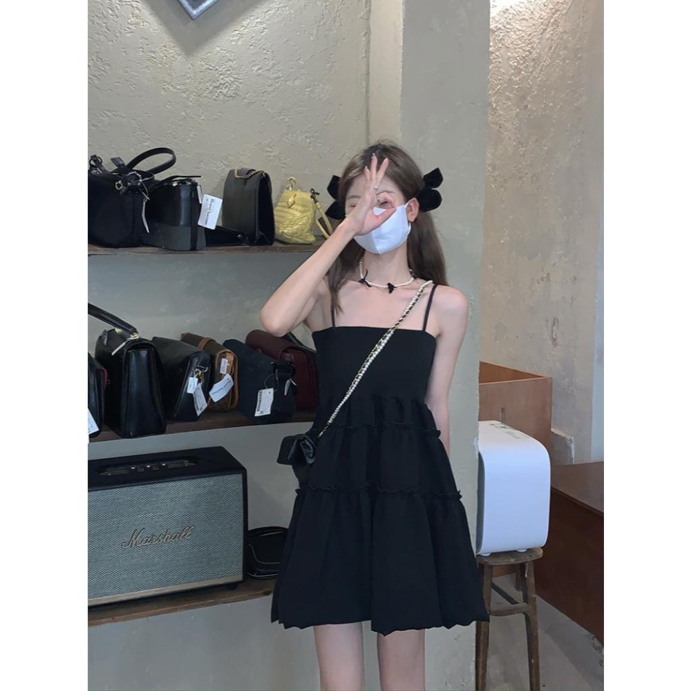 【RENA小舖 台灣現貨每天出】一字領法式吊帶連衣裙/白色洋裝/洋裝/約會/顯瘦/蓬蓬連身裙/細肩帶【R21791-細節圖2