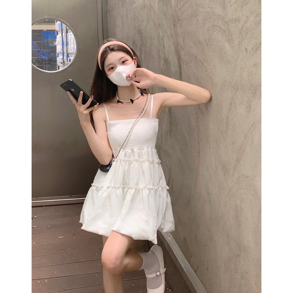 【RENA小舖 台灣現貨每天出】一字領法式吊帶連衣裙/白色洋裝/洋裝/約會/顯瘦/蓬蓬連身裙/細肩帶【R21791-細節圖3