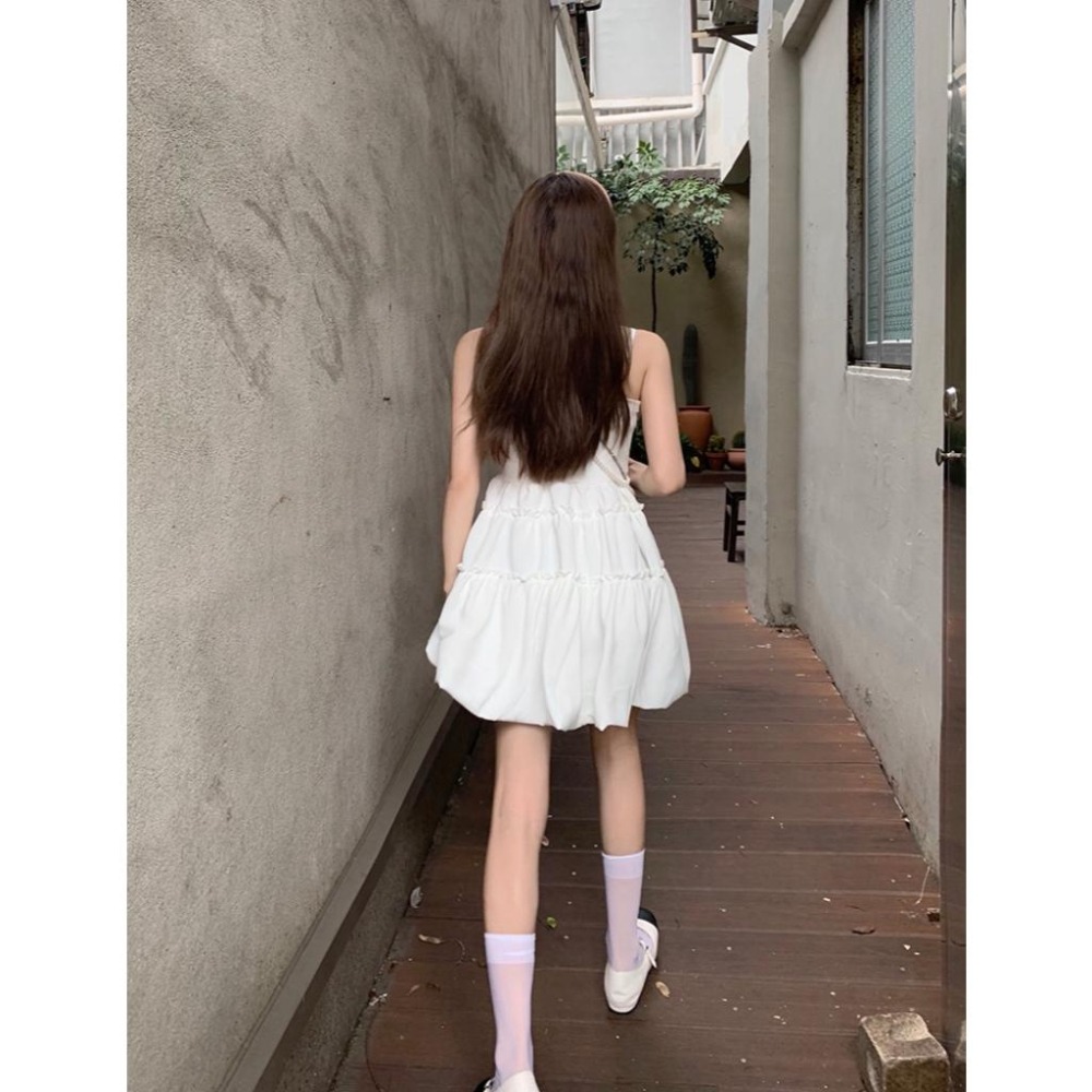 【RENA小舖 台灣現貨每天出】一字領法式吊帶連衣裙/白色洋裝/洋裝/約會/顯瘦/蓬蓬連身裙/細肩帶【R21791-細節圖5