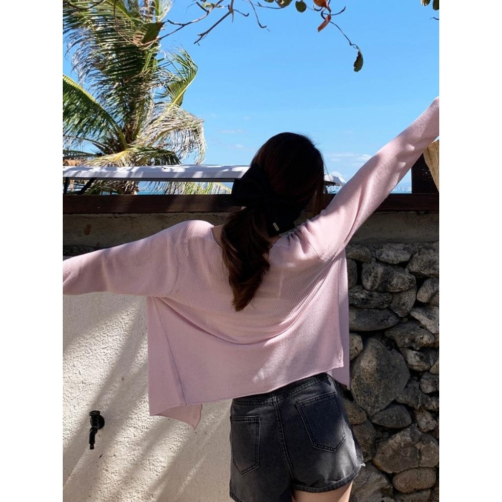 【RENA小舖 台灣現貨每天出】微透膚壓紋襯衫 防曬罩衫 冰絲外套 冰絲罩衫 防曬 夏天 顯瘦 百搭【R21734】-細節圖2