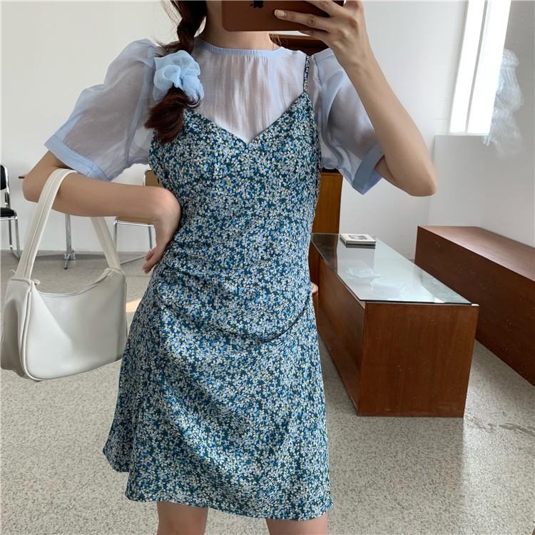 【RENA小舖 台灣現貨每天出】清晨薄霧微透泡泡袖短袖內搭+氣質復古小碎花吊帶連衣裙【R17628】-細節圖6