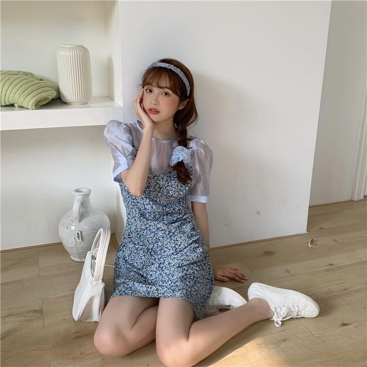 【RENA小舖 台灣現貨每天出】清晨薄霧微透泡泡袖短袖內搭+氣質復古小碎花吊帶連衣裙【R17628】-細節圖8