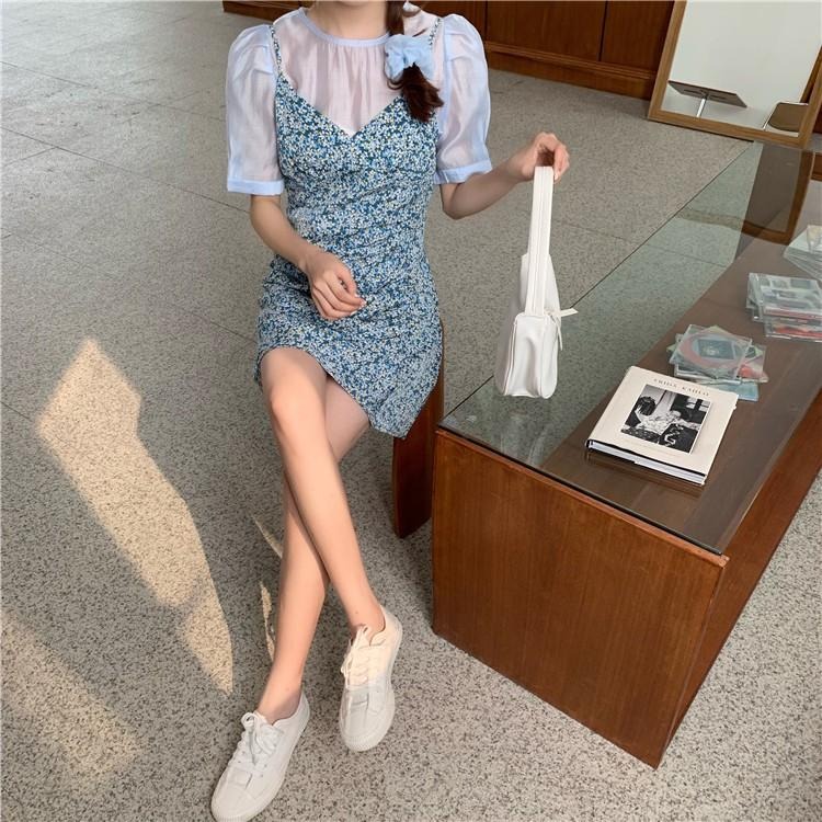 【RENA小舖 台灣現貨每天出】清晨薄霧微透泡泡袖短袖內搭+氣質復古小碎花吊帶連衣裙【R17628】-細節圖9