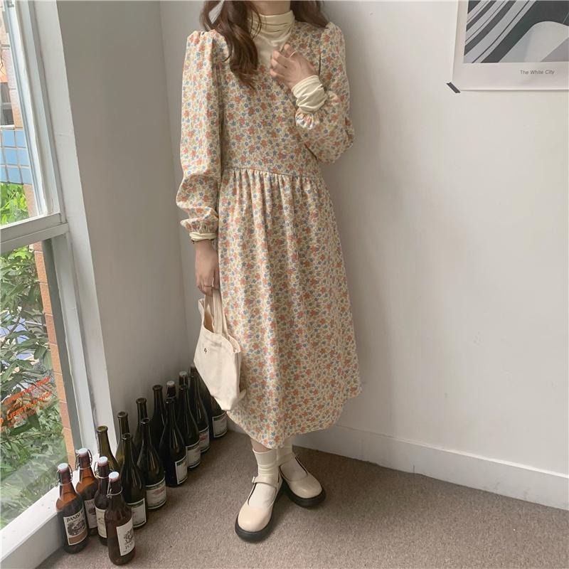 【RENA小舖 台灣現貨每天出】法式複古V領小碎花溫柔風一片式綁帶收腰泡泡袖長款連衣裙【R19353】-細節圖4