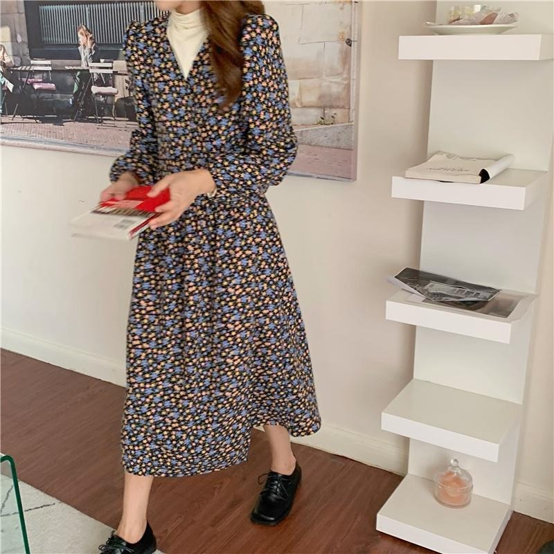 【RENA小舖 台灣現貨每天出】法式複古V領小碎花溫柔風一片式綁帶收腰泡泡袖長款連衣裙【R19353】-細節圖5