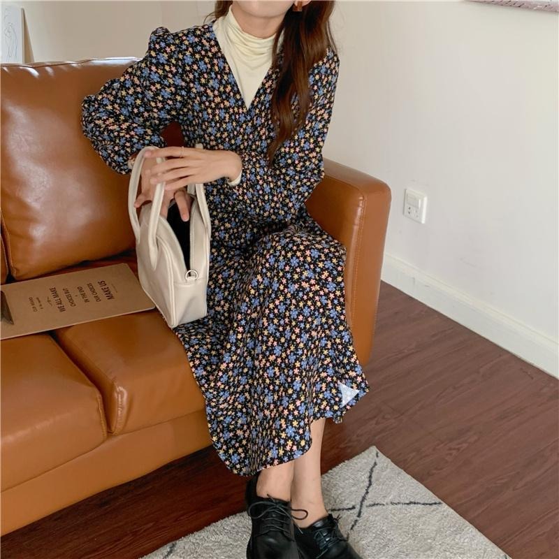 【RENA小舖 台灣現貨每天出】法式複古V領小碎花溫柔風一片式綁帶收腰泡泡袖長款連衣裙【R19353】-細節圖6