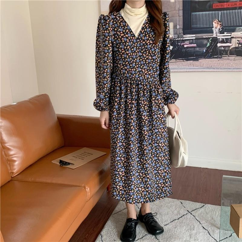 【RENA小舖 台灣現貨每天出】法式複古V領小碎花溫柔風一片式綁帶收腰泡泡袖長款連衣裙【R19353】-細節圖9