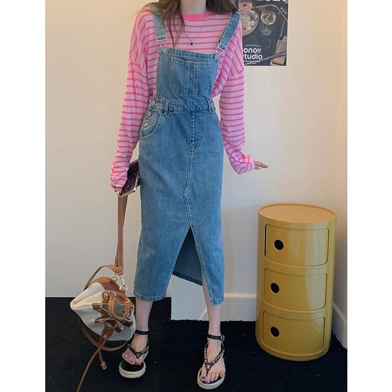 【RENA小舖 台灣現貨每天出】復古開叉設計收腰顯瘦多排扣秋季高腰中長款背帶牛仔連衣裙【R19297】-細節圖6