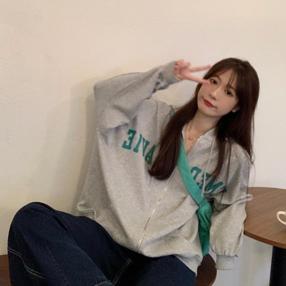 【RENA小舖 台灣現貨每天出】復古懷舊感活力顯白亮色系字母印花連帽拉鍊寬鬆百搭衛衣外套【R20578】-細節圖5