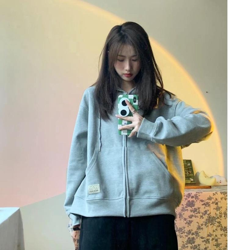 【RENA小舖 台灣現貨每天出】高品質面料口袋小熊貼標初秋水綠色連帽拉鍊寬鬆運動衛衣外套【R20690】-細節圖2