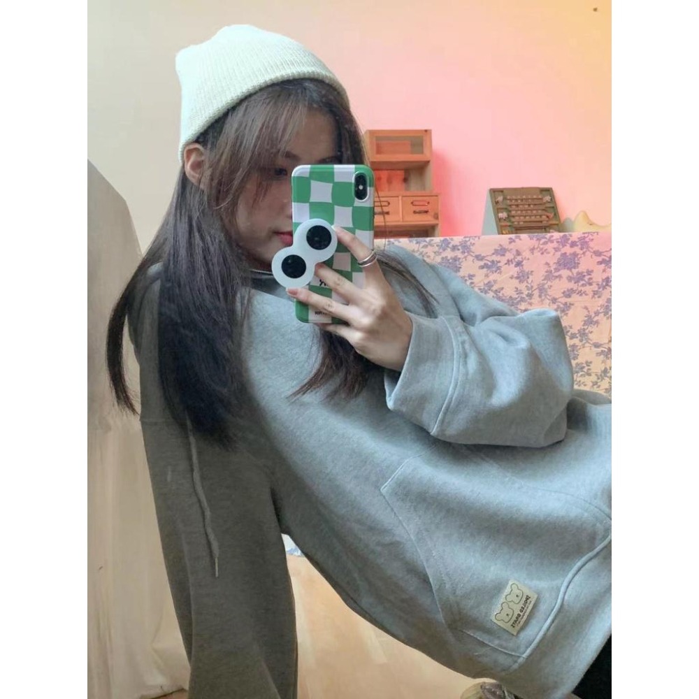 【RENA小舖 台灣現貨每天出】高品質面料口袋小熊貼標初秋水綠色連帽拉鍊寬鬆運動衛衣外套【R20690】-細節圖3