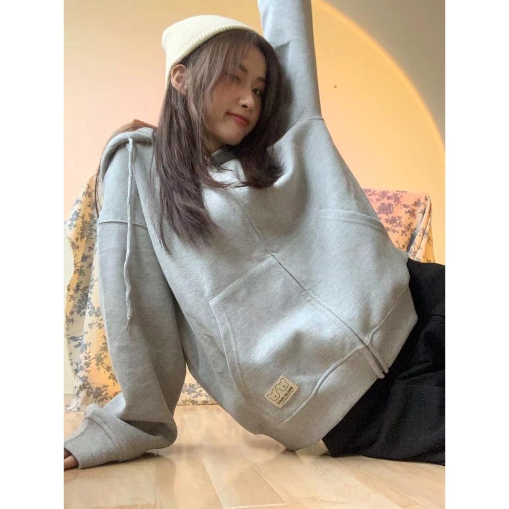 【RENA小舖 台灣現貨每天出】高品質面料口袋小熊貼標初秋水綠色連帽拉鍊寬鬆運動衛衣外套【R20690】-細節圖6