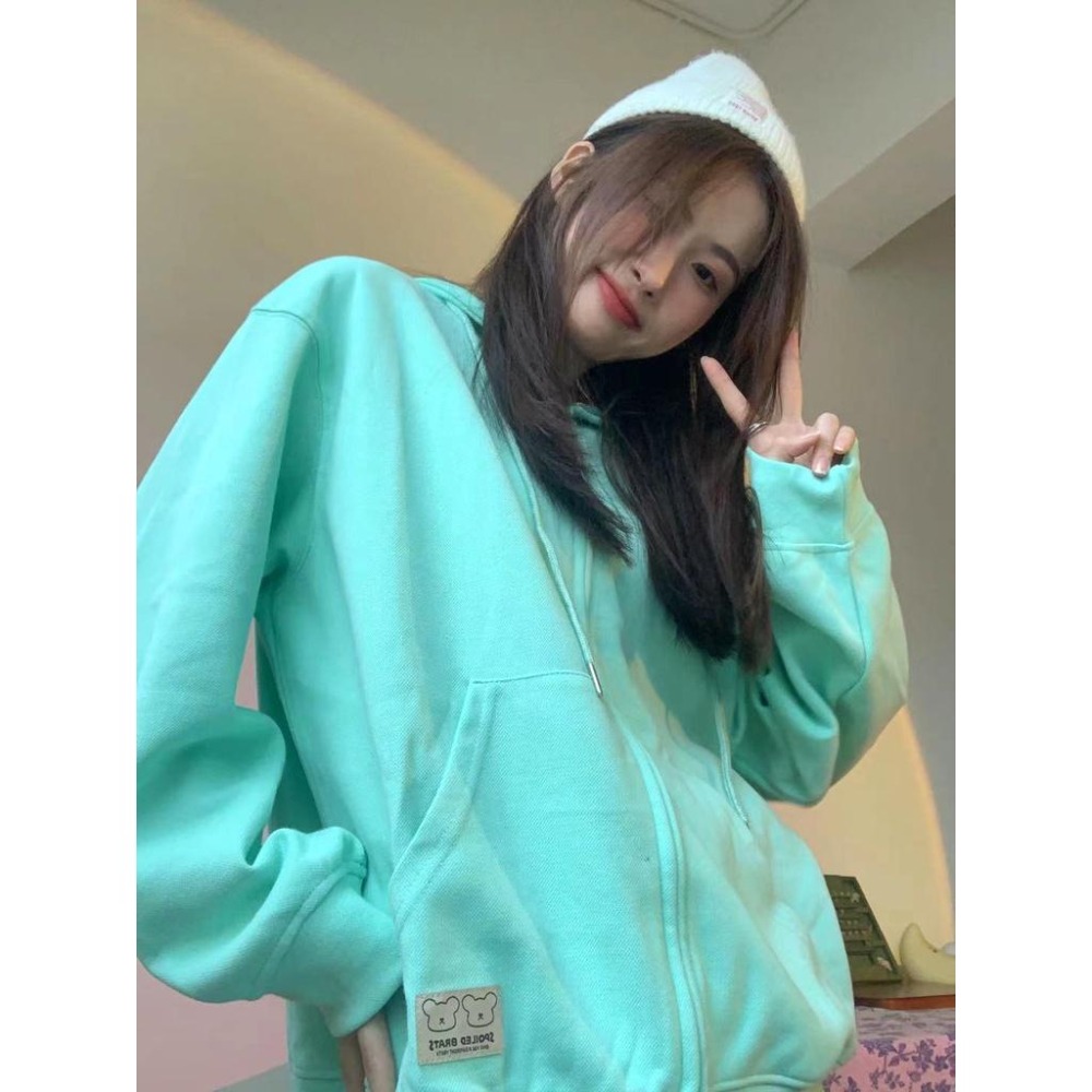 【RENA小舖 台灣現貨每天出】高品質面料口袋小熊貼標初秋水綠色連帽拉鍊寬鬆運動衛衣外套【R20690】-細節圖8