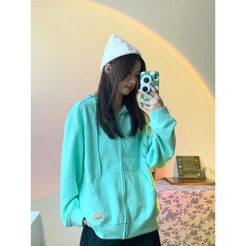 【RENA小舖 台灣現貨每天出】高品質面料口袋小熊貼標初秋水綠色連帽拉鍊寬鬆運動衛衣外套【R20690】-細節圖9