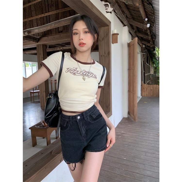 【RENA小舖 台灣現貨每天出】甜酷風辣妹毛邊流蘇設計感高腰顯瘦撞色口袋水洗百搭牛仔熱褲【R20357】-細節圖7