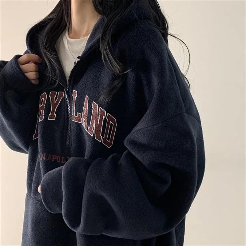 【RENA小舖 台灣現貨每天出】秋冬寬鬆慵懶刺繡字母半開拉鍊帽T/大學T/加絨上衣/休閒上衣【R22062】-細節圖3