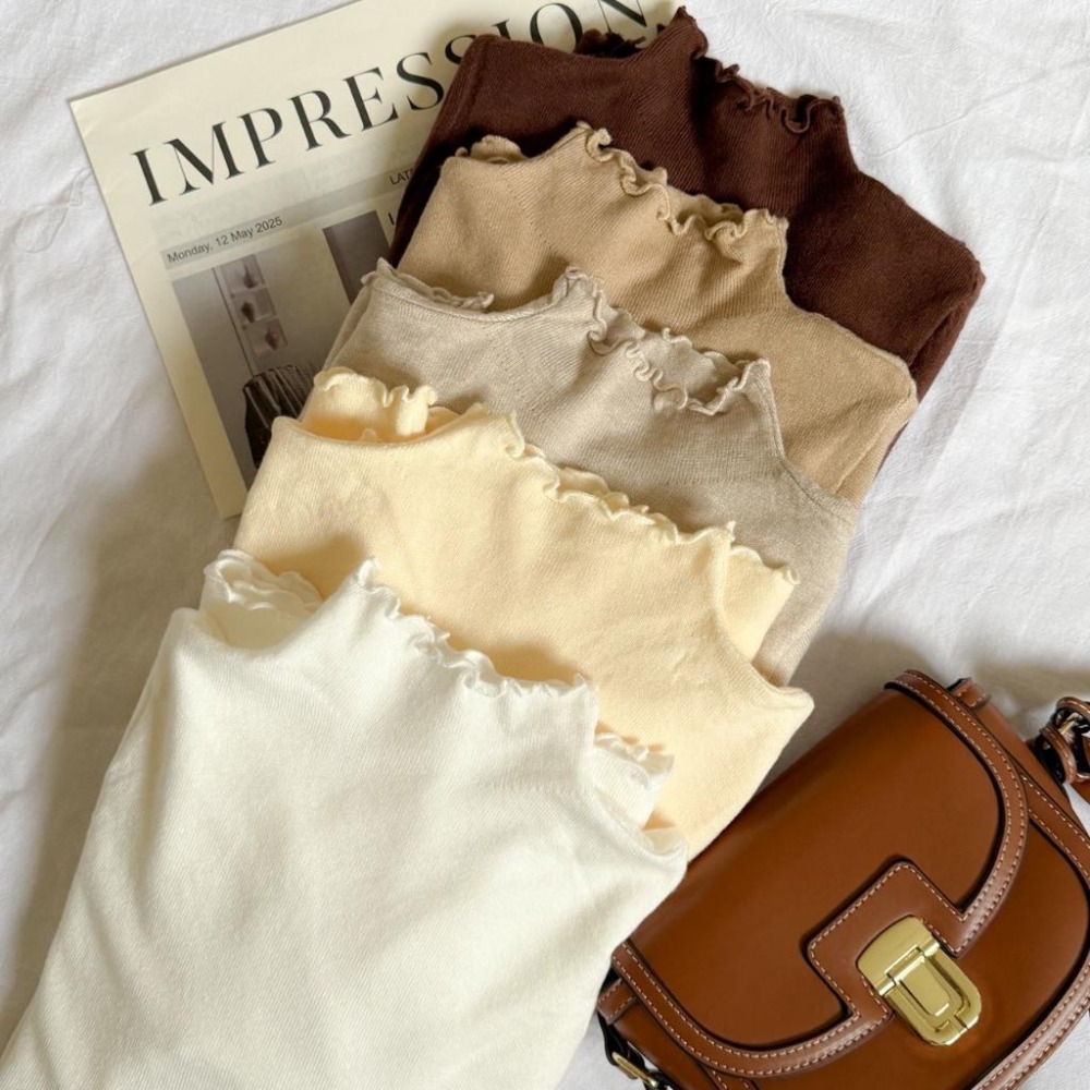 【RENA小舖 台灣現貨每天出】軟綿綿親膚木耳邊高領內搭上衣/穿搭必備/打底上衣/薄長袖/百搭上衣【R22035】-細節圖2