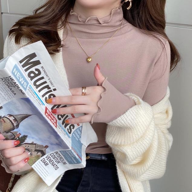 【RENA小舖 台灣現貨每天出】軟綿綿親膚木耳邊高領內搭上衣/穿搭必備/打底上衣/薄長袖/百搭上衣【R22035】-細節圖5