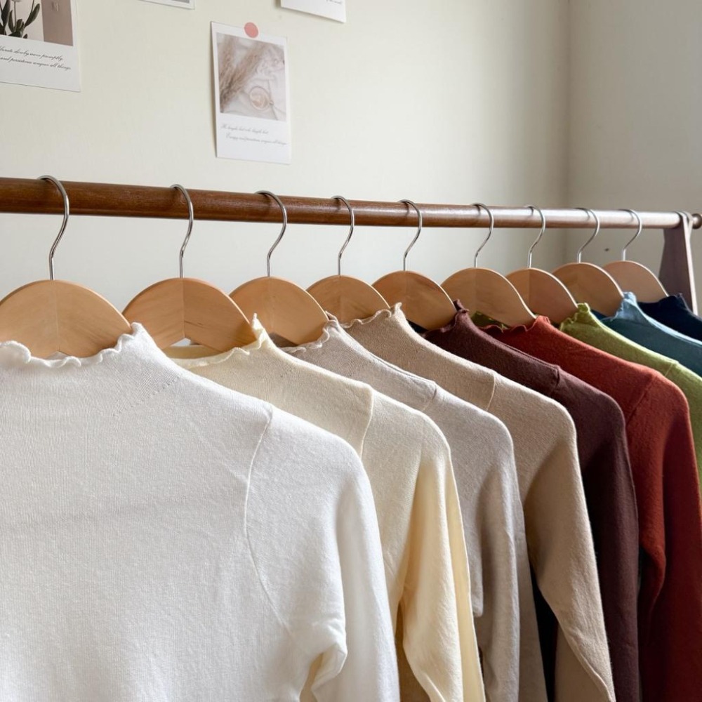 【RENA小舖 台灣現貨每天出】軟綿綿親膚木耳邊高領內搭上衣/穿搭必備/打底上衣/薄長袖/百搭上衣【R22035】-細節圖8