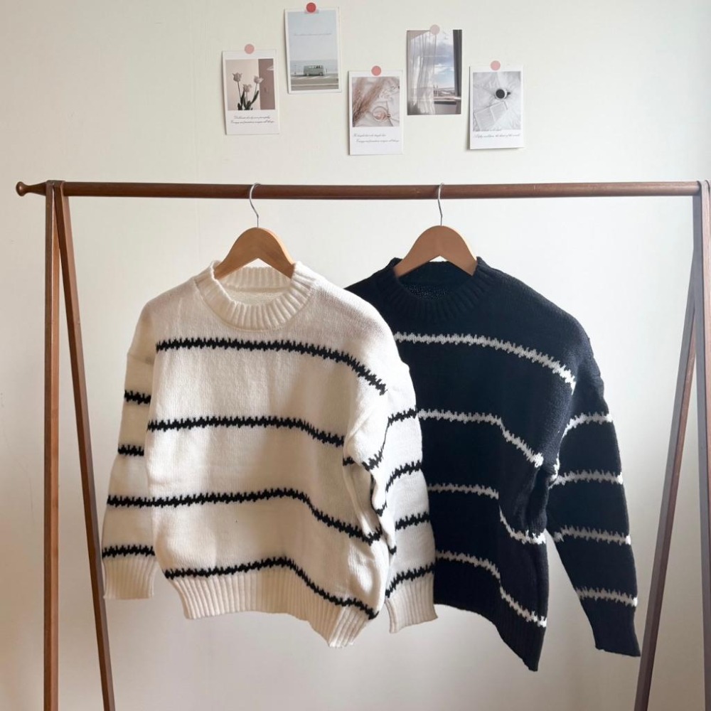 【RENA小舖 台灣現貨每天出】韓系設計感條紋軟糯毛衣/高領/寬鬆上衣/小香風【R22044】-細節圖3