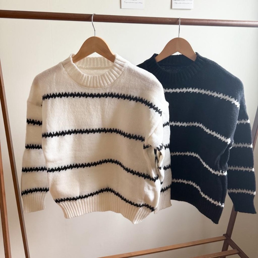 【RENA小舖 台灣現貨每天出】韓系設計感條紋軟糯毛衣/高領/寬鬆上衣/小香風【R22044】-細節圖4