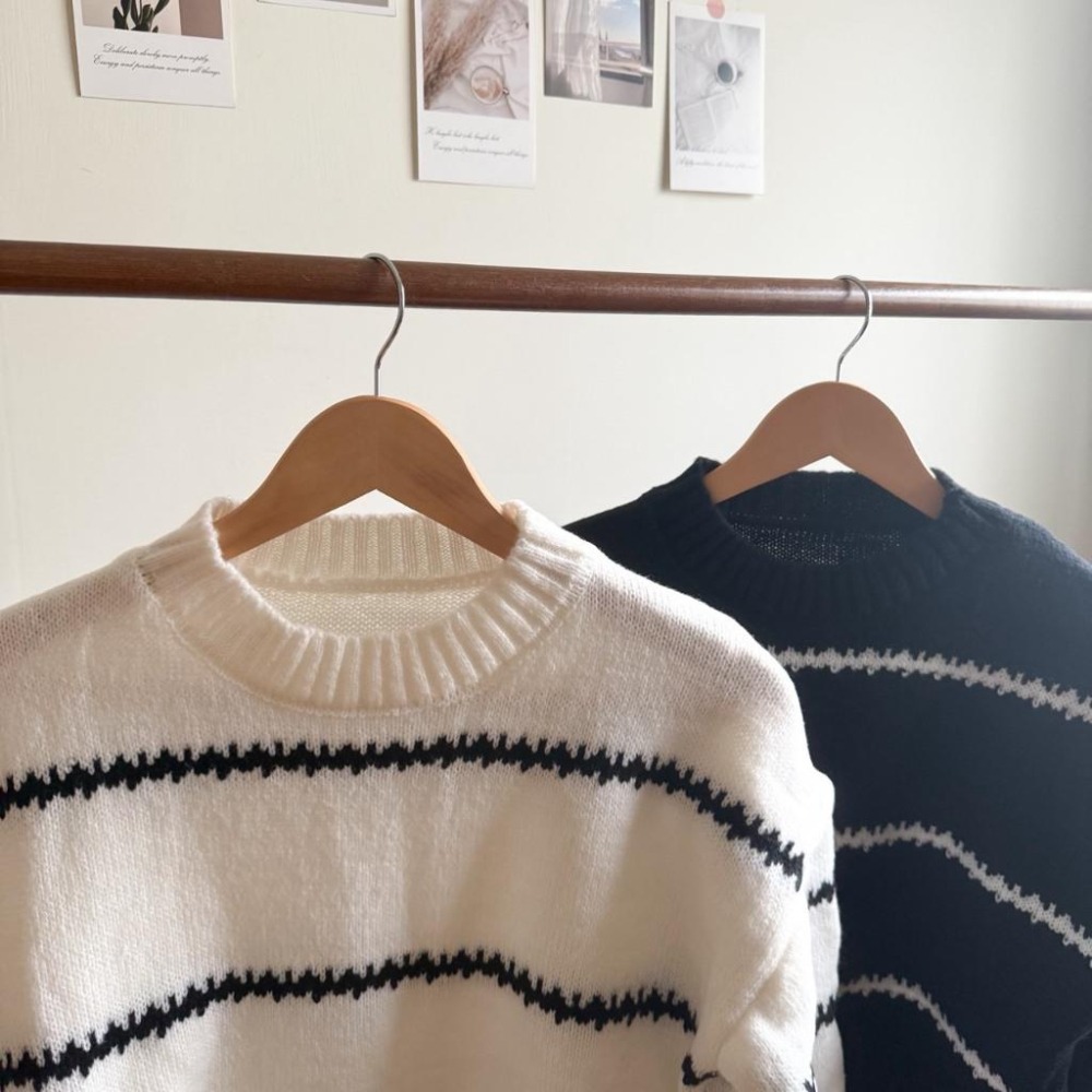 【RENA小舖 台灣現貨每天出】韓系設計感條紋軟糯毛衣/高領/寬鬆上衣/小香風【R22044】-細節圖5