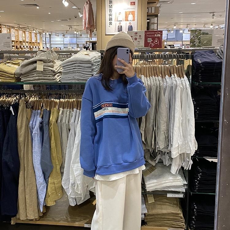 【RENA小舖 台灣現貨每天出】拚色字母刺繡大學T 加絨 衛衣 寬鬆 長袖T恤 大學T女 刷毛【R21682】-細節圖2