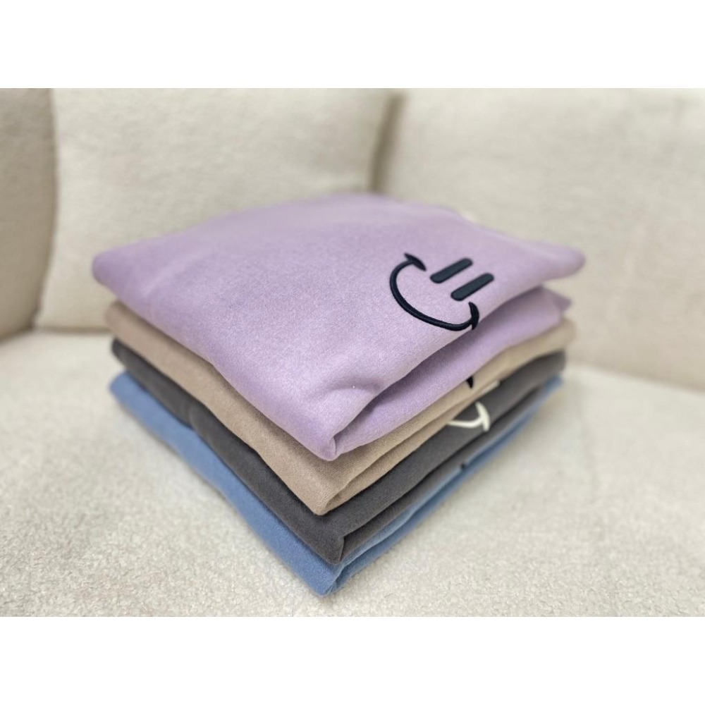 【RENA小舖 台灣現貨每天出】微笑圓領大學T 衛衣 秋冬 韓版 T恤 刷毛 保暖 男友上衣 情侶衣【Q1410】-細節圖2