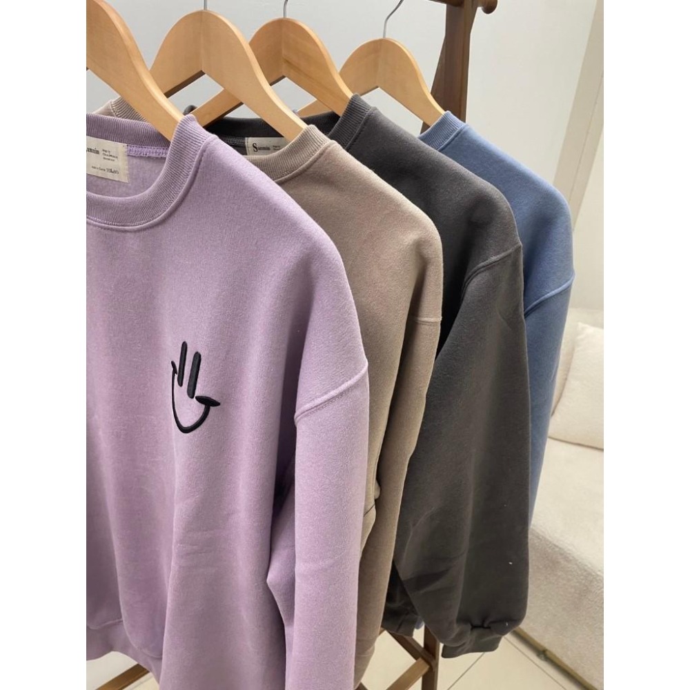 【RENA小舖 台灣現貨每天出】微笑圓領大學T 衛衣 秋冬 韓版 T恤 刷毛 保暖 男友上衣 情侶衣【Q1410】-細節圖3