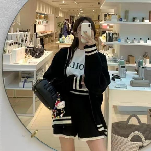 【RENA小舖 台灣現貨每天出】V領寬鬆撞色針織套裝/鬆緊短褲/韓版/休閒百搭/毛衣套裝【R22040】-細節圖8