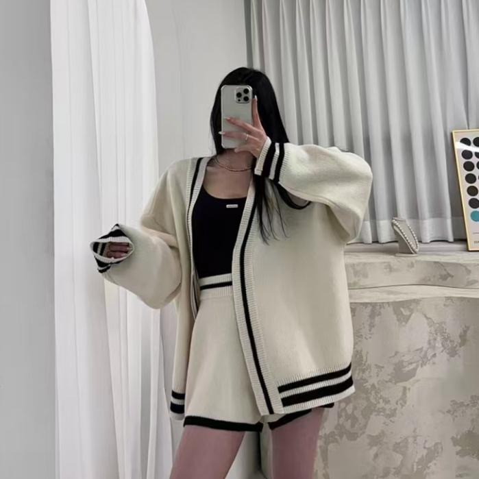 【RENA小舖 台灣現貨每天出】V領寬鬆撞色針織套裝/鬆緊短褲/韓版/休閒百搭/毛衣套裝【R22040】-細節圖9