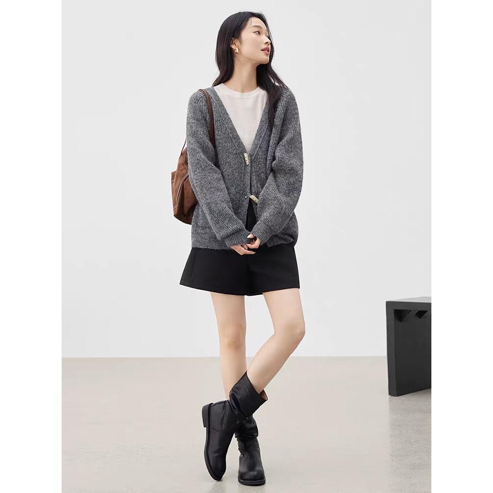 【RENA小舖 台灣現貨每天出】慵懶V領牛角釦針織外套/寬鬆毛衣外套/百搭休閒【R22032】-細節圖6