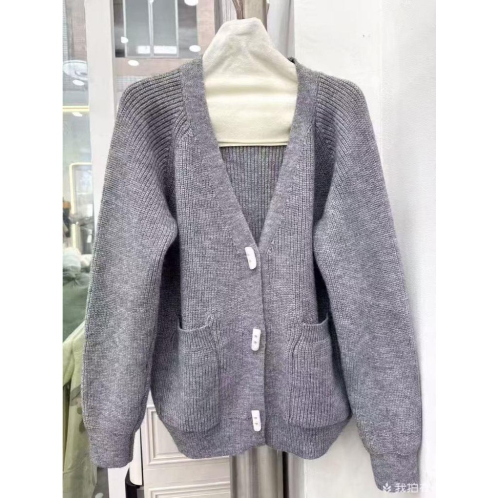 【RENA小舖 台灣現貨每天出】慵懶V領牛角釦針織外套/寬鬆毛衣外套/百搭休閒【R22032】-細節圖7