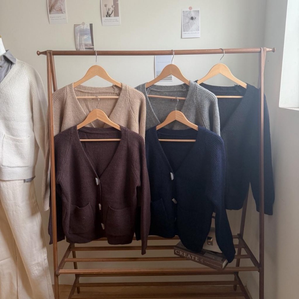 【RENA小舖 台灣現貨每天出】慵懶V領牛角釦針織外套/寬鬆毛衣外套/百搭休閒【R22032】-細節圖8