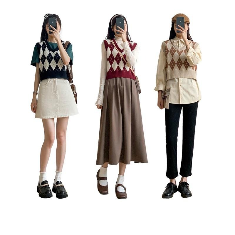 【RENA小舖 台灣現貨每天出】菱格針織馬甲背心_復古/針織/溫柔/V領/輕薄/百搭/初秋【R21835】-細節圖2