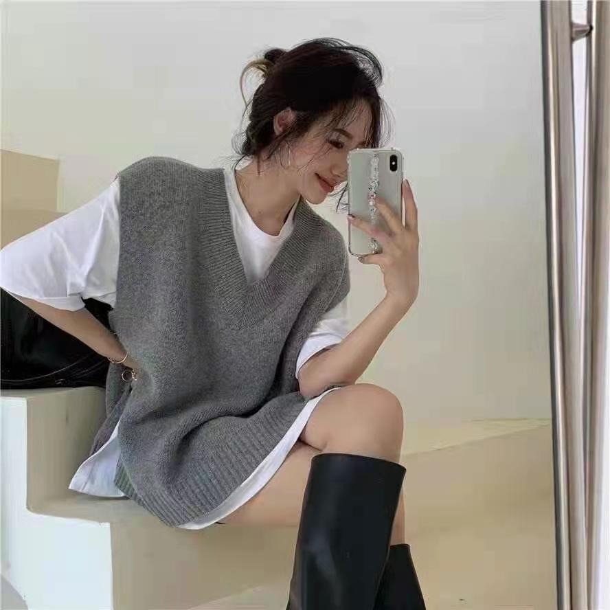 【RENA小舖 台灣現貨每天出】V領毛衣/素面毛衣/馬甲背心/針織背心/開岔馬甲/慵懶風/寬鬆針織【R21951】-細節圖3