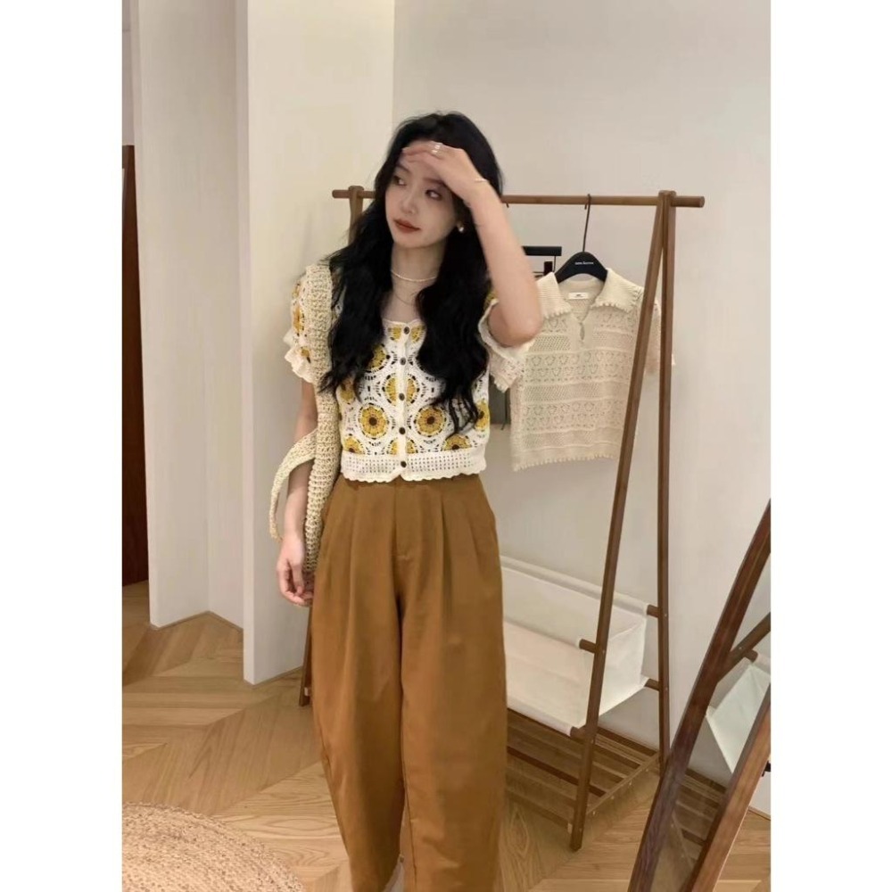 【RENA小舖 台灣現貨每天出】法式鏤空針織/拼接短袖/向日葵上衣/短款刺繡上衣/夏季短袖/春夏/可愛【R21933】-細節圖2