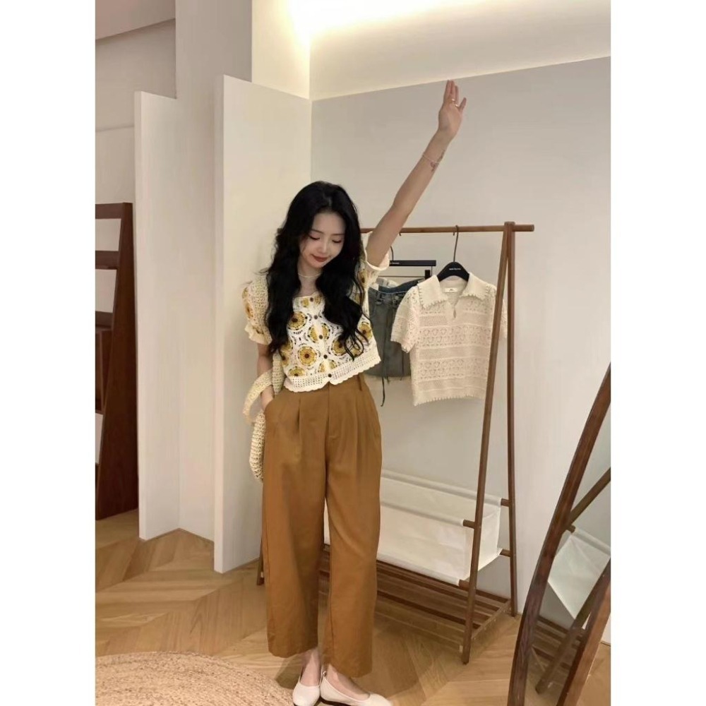 【RENA小舖 台灣現貨每天出】法式鏤空針織/拼接短袖/向日葵上衣/短款刺繡上衣/夏季短袖/春夏/可愛【R21933】-細節圖3