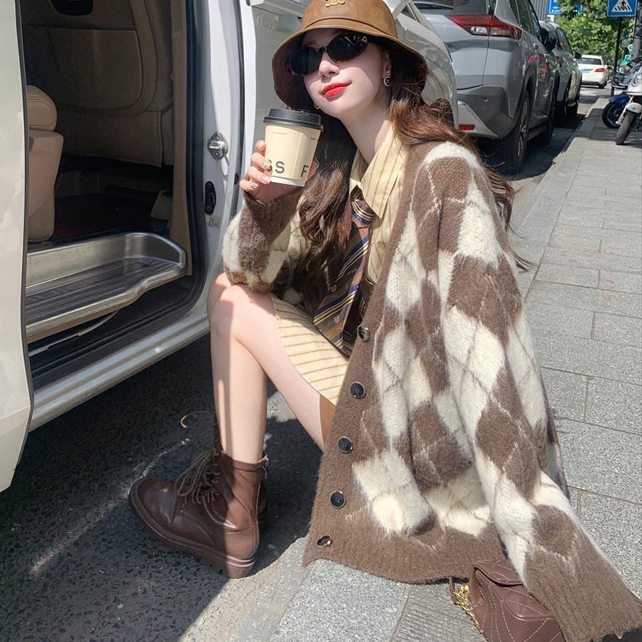 【RENA小舖 台灣現貨每天出】格紋針織外套/韓版/針織開衫/毛衣外套/秋冬/慵懶寬鬆毛衣/復古毛衣【R21865】-細節圖2