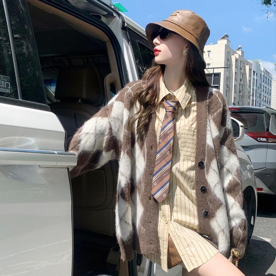 【RENA小舖 台灣現貨每天出】格紋針織外套/韓版/針織開衫/毛衣外套/秋冬/慵懶寬鬆毛衣/復古毛衣【R21865】-細節圖4