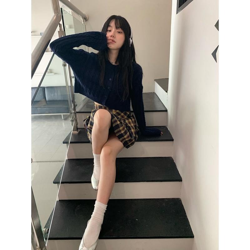 【RENA小舖 台灣現貨每天出】清淨果園🍏｜麻花紋短款針織上衣_/短款/日系/復古/短款/長袖針織【R20864】-細節圖4