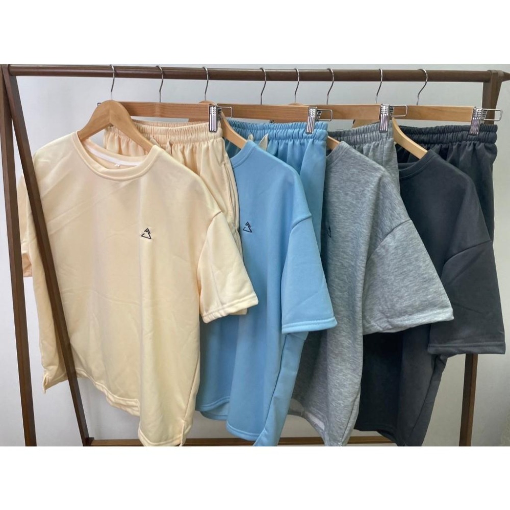 【RENA小舖 台灣現貨每天出】簡約休閒運動套裝 短袖上衣 短袖t恤 女裝 顯瘦 寬鬆上衣 短褲 褲子【R21752】-細節圖3