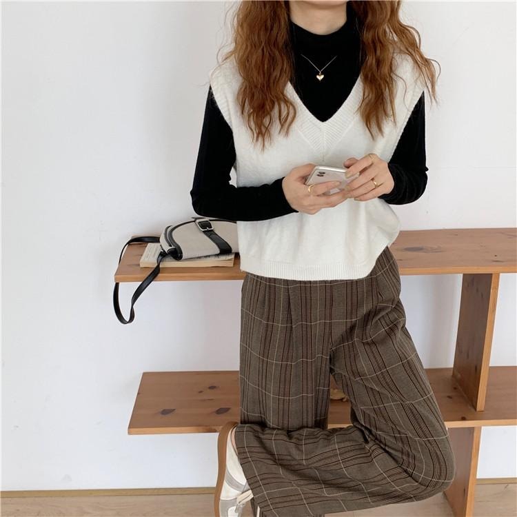 【RENA小舖 台灣現貨每天出】手感軟呼呼🕯｜V領針織背心_顯瘦/百搭/簡約/背心/針織/包色【R17103】-細節圖4