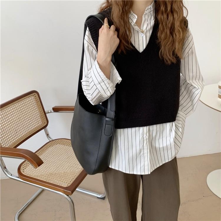 【RENA小舖 台灣現貨每天出】手感軟呼呼🕯｜V領針織背心_顯瘦/百搭/簡約/背心/針織/包色【R17103】-細節圖8