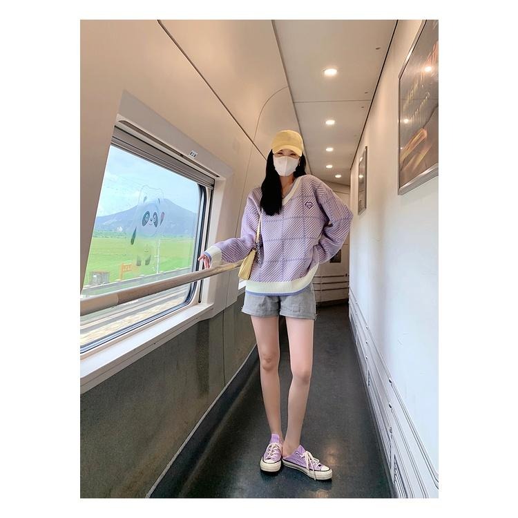 【RENA小舖 台灣現貨每天出】淡色格紋V領針織上衣_復古/慵懶/顯瘦/長袖/寬鬆/針織毛衣【R21052】-細節圖5